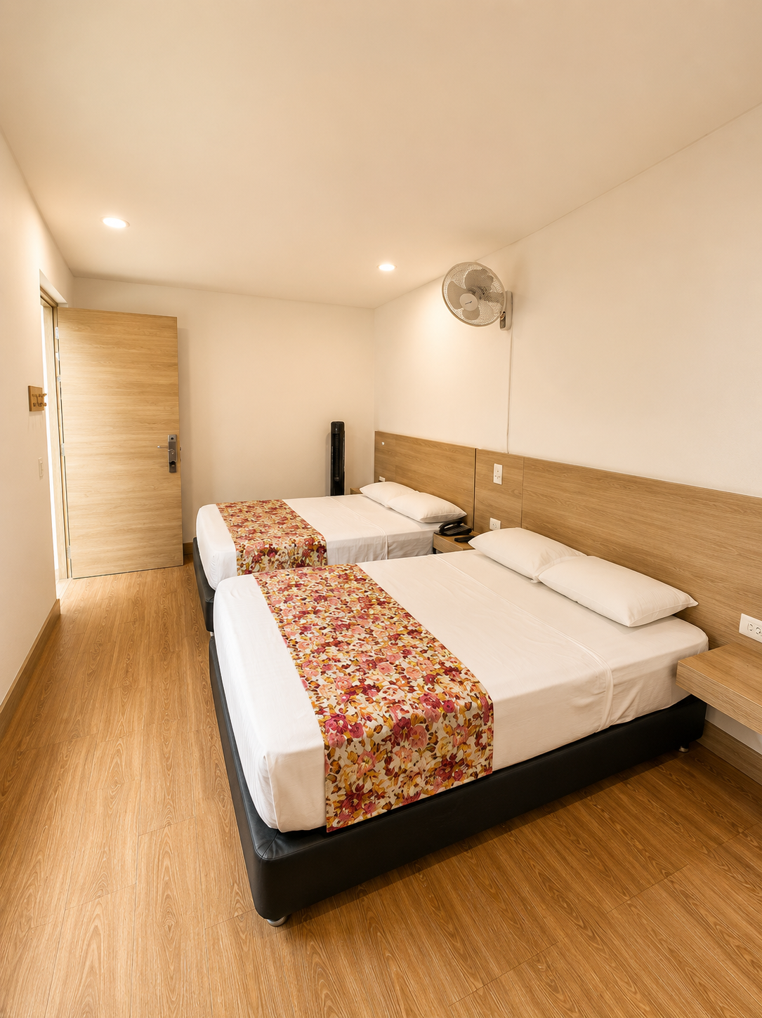 Habitación Triple / Familiar — dos camas con ventilador